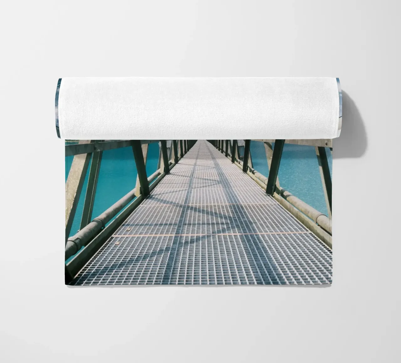 Industrial Bridge Over Tranquil Waters telo mare da FujiSwiss