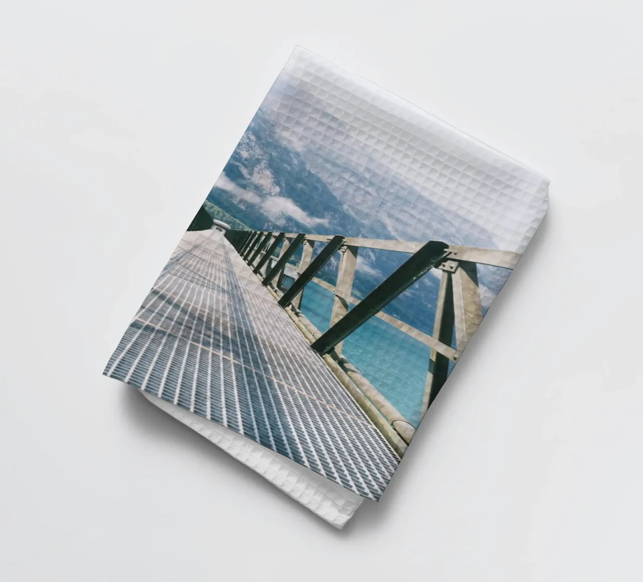 Industrial Bridge Over Tranquil Waters canovaccio da cucina da FujiSwiss