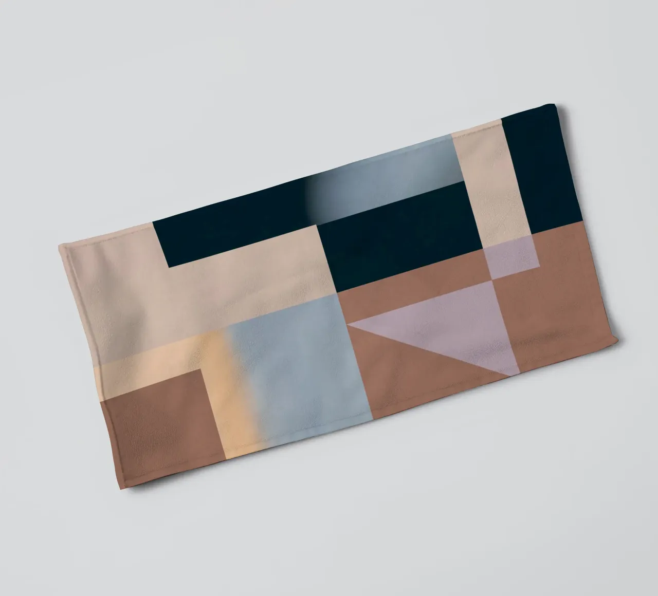 Moderne Abstraktion Mokka-Mousse Handtuch von Gaite