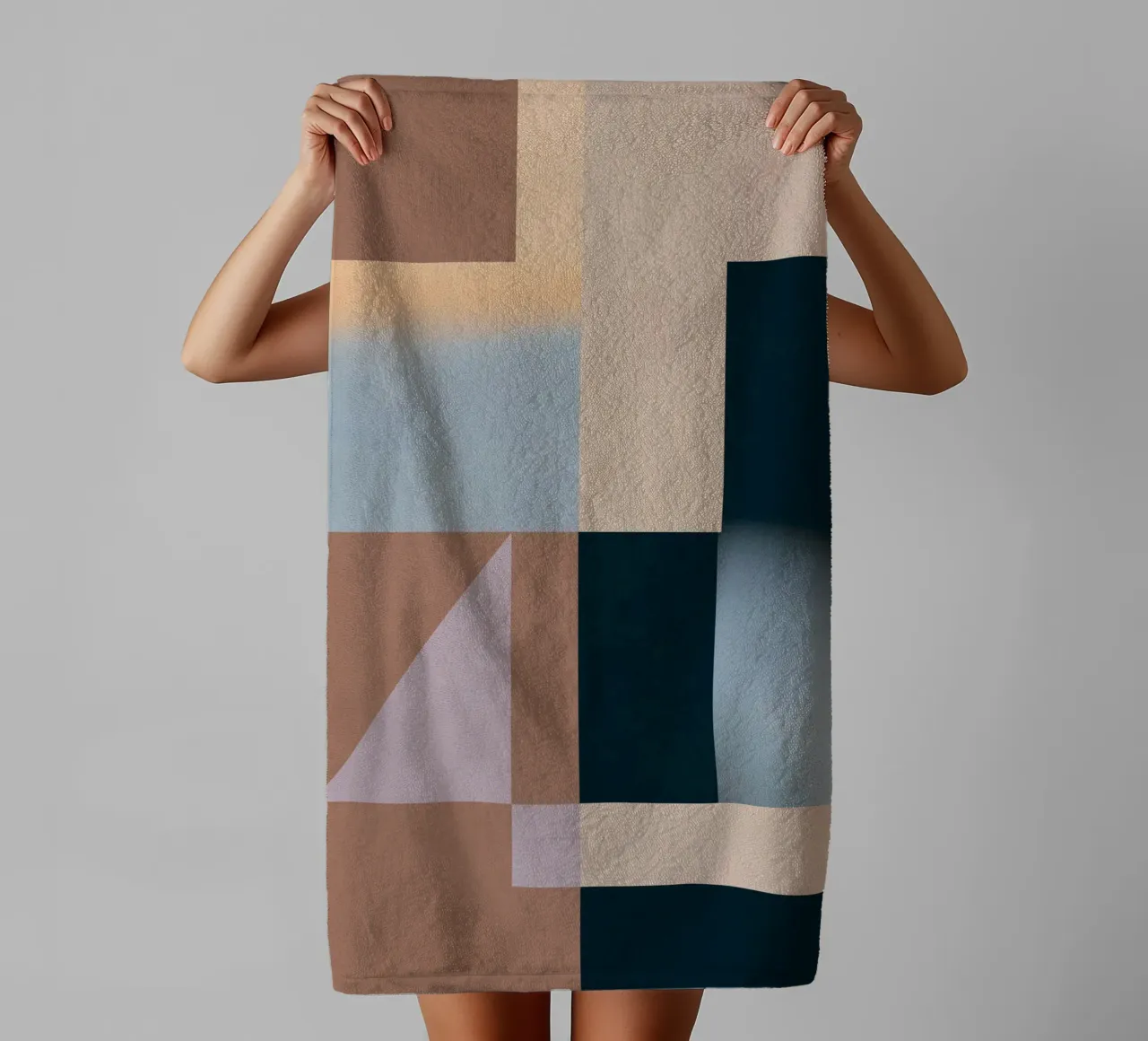 Moderne Abstraktion Mokka-Mousse Handtuch von Gaite