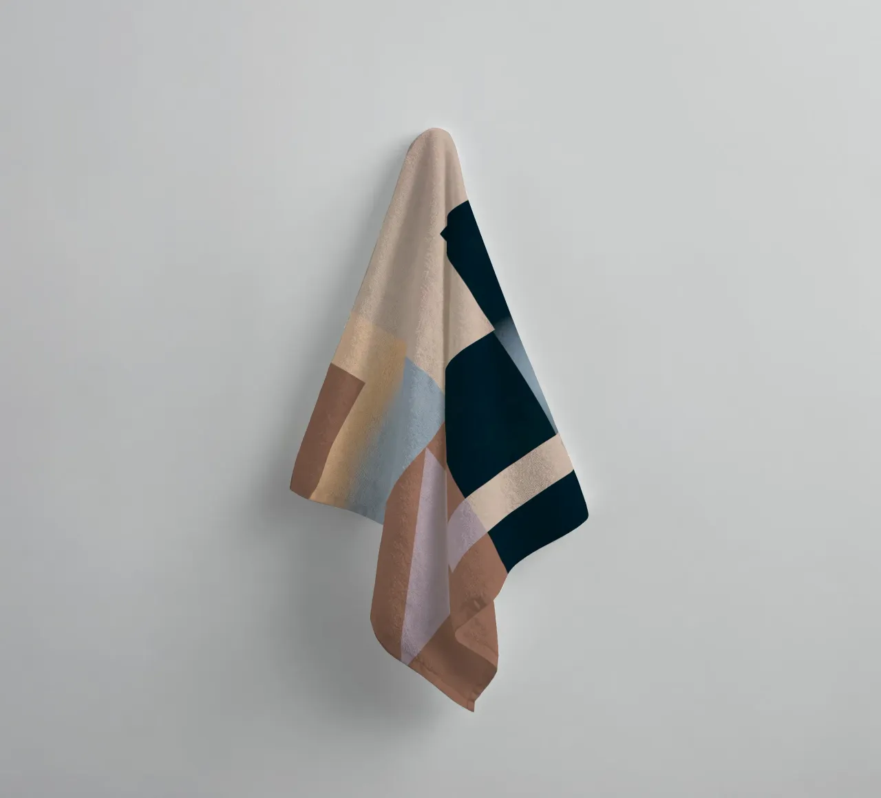 Moderne Abstraktion Mokka-Mousse Handtuch von Gaite