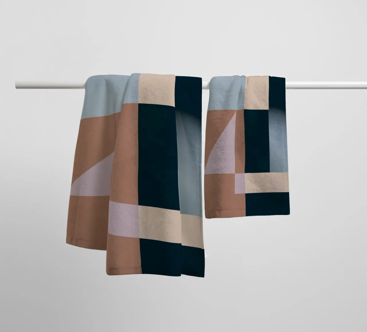 Moderne Abstraktion Mokka-Mousse Handtuch von Gaite