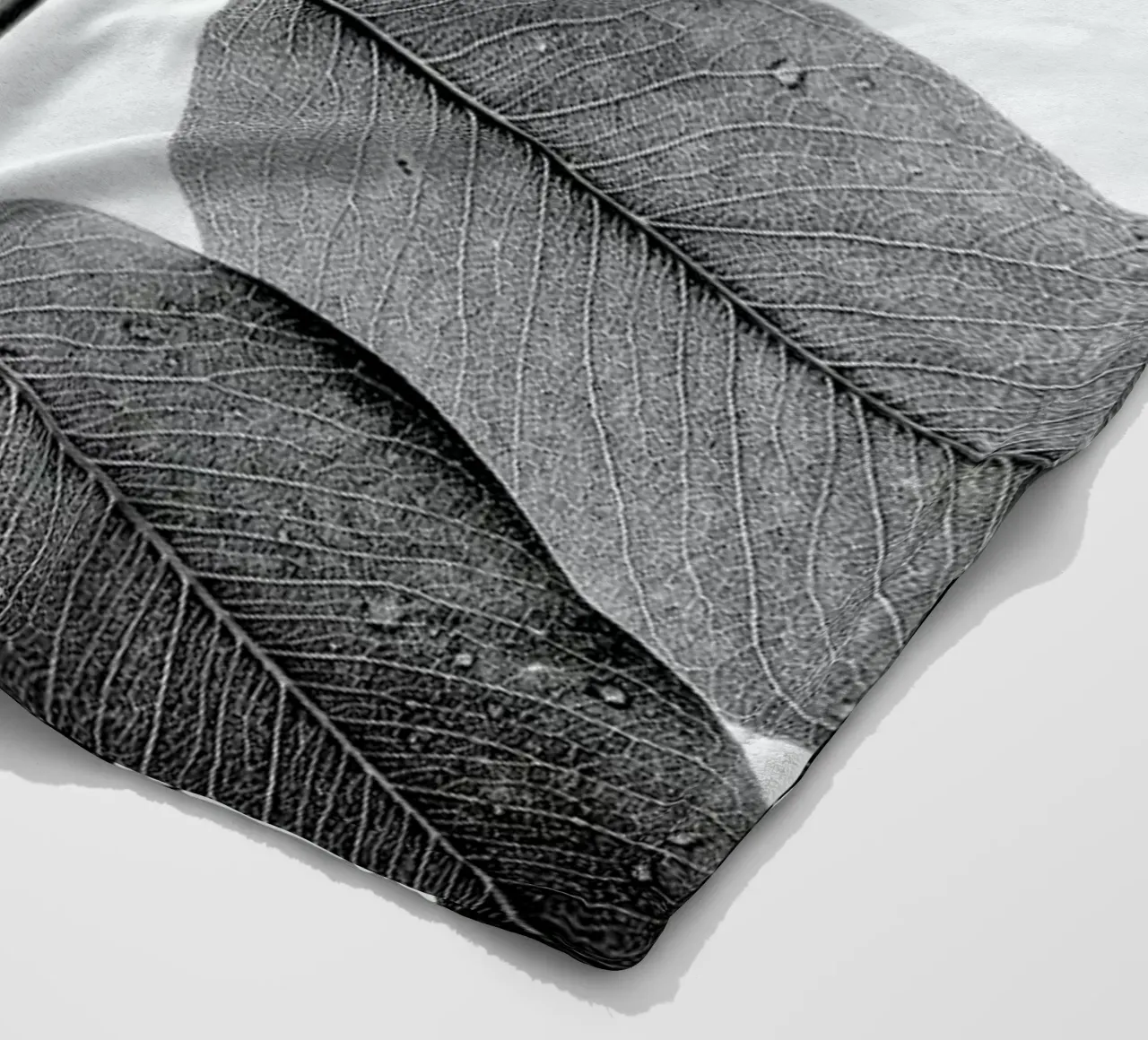 Experiments with Leaves 1 coperta in pile da Tal Paz-Fridman