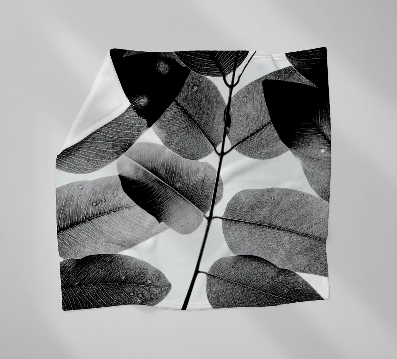 Experiments with Leaves 1 coperta in pile da Tal Paz-Fridman