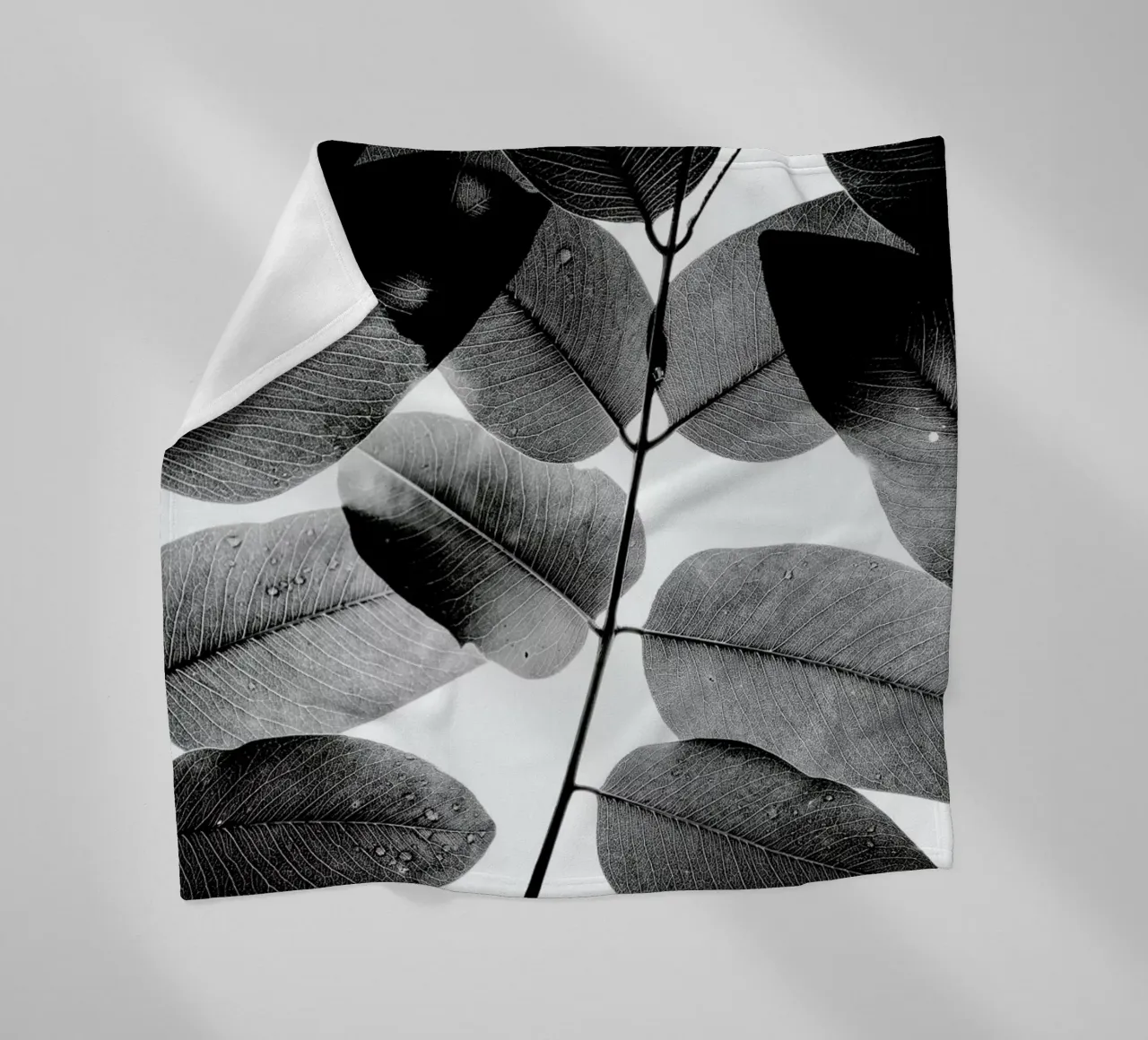Experiments with Leaves 1 coperta in pile da Tal Paz-Fridman