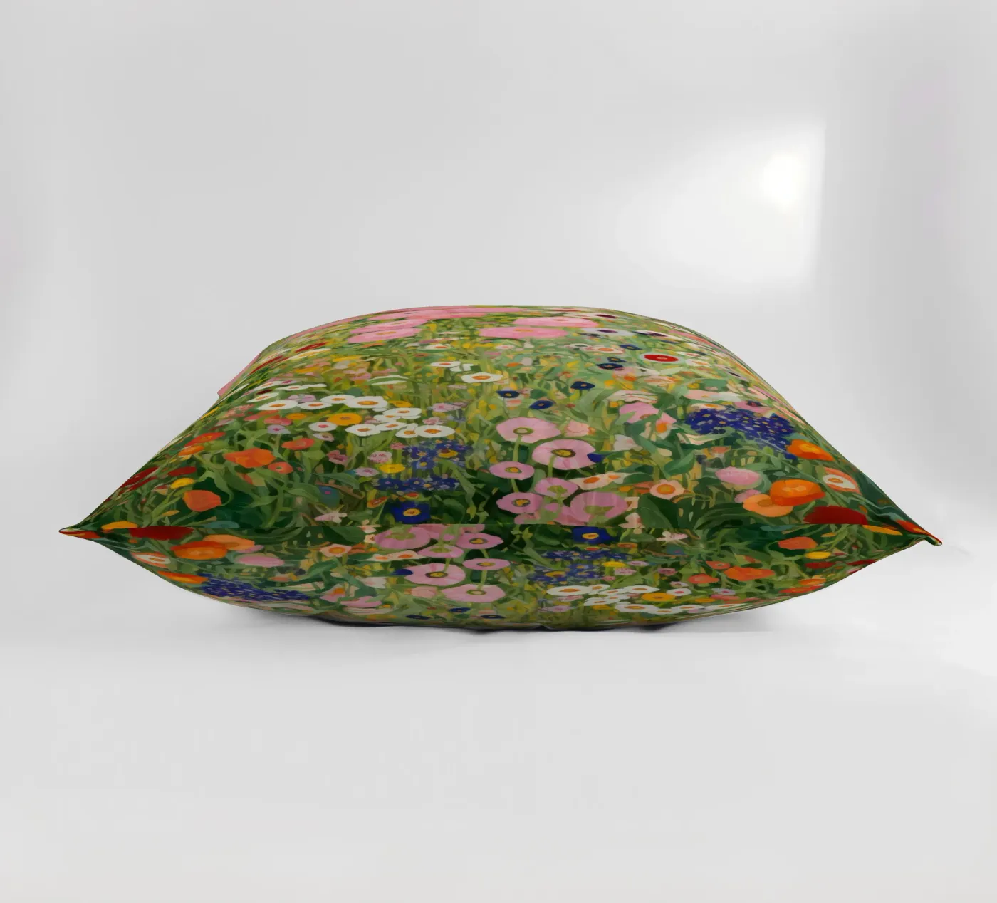 Gustav Klimt, Giardino di fiori rosa e verde cuscino da Peaches Art Prints