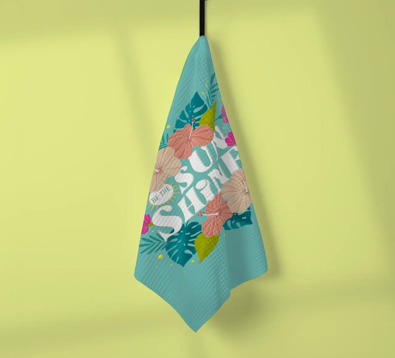 Soyez le soleil ! Citation d'inspiration avec des fleurs tropicales torchon de CalliLetters
