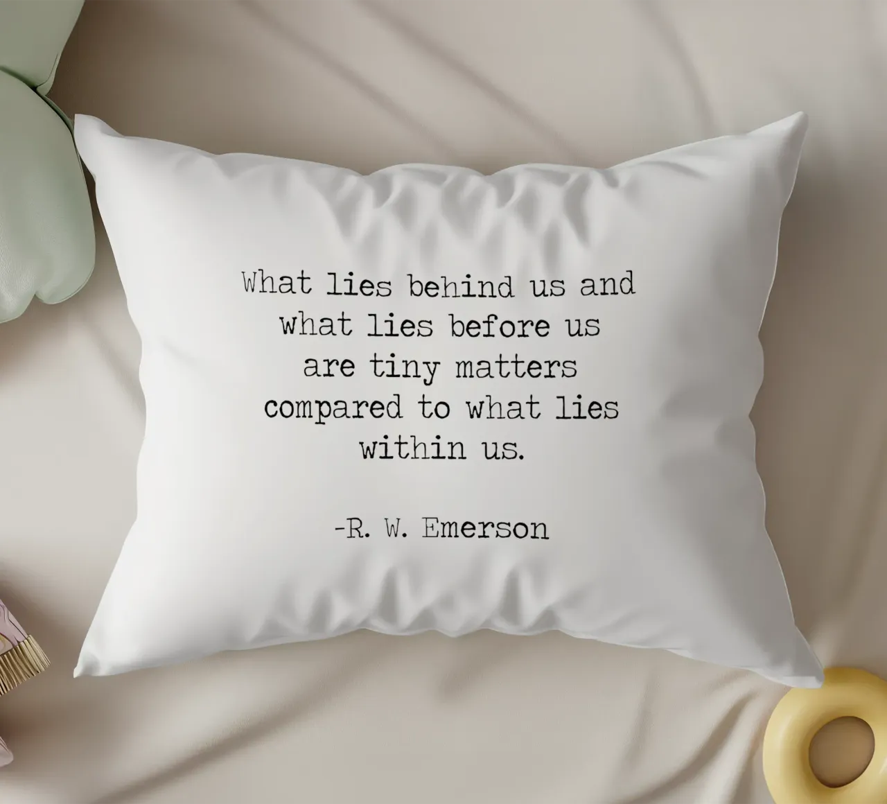 Le piccole cose contano in confronto a quello che c'è dentro di noi - Citazione di Emerson cuscino da Summer Soul Co. - Quotes