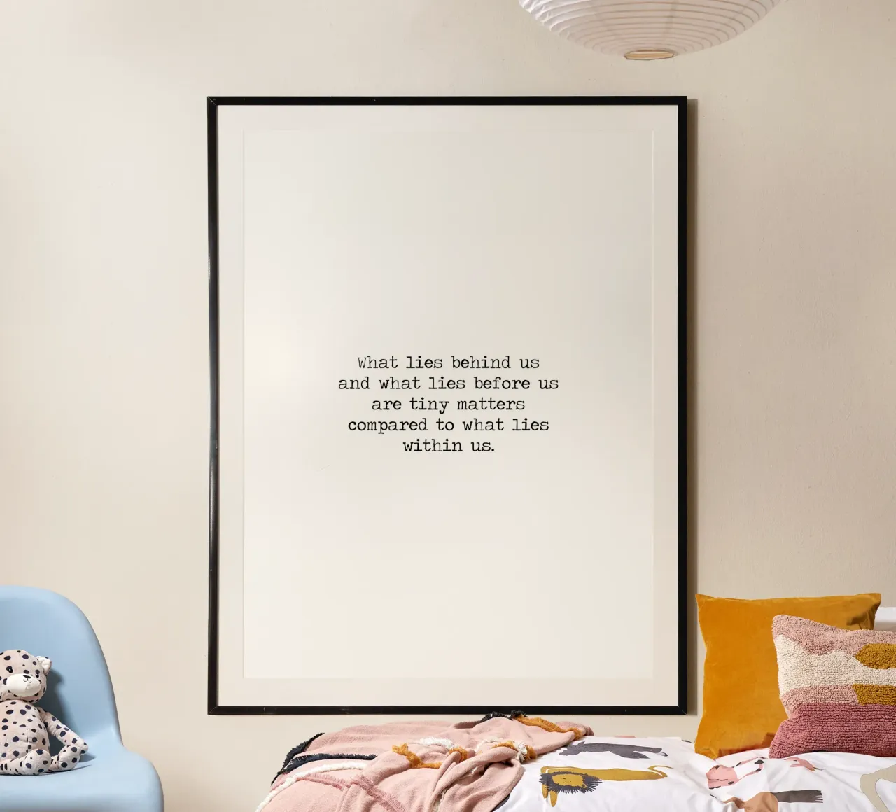 Le piccole cose contano in confronto a quello che c'รจ dentro di noi - Citazione di Emerson poster con telaio in legno da Summer Soul Co. - Quotes