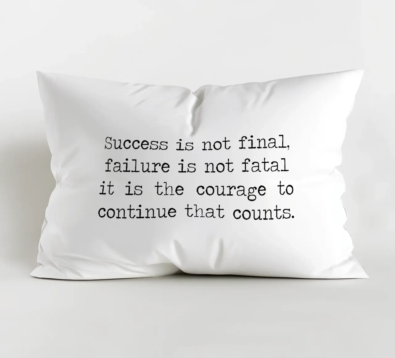 Il successo non è definitivo, il fallimento non è fatale. Citazione sul coraggio cuscino da Summer Soul Co. - Quotes