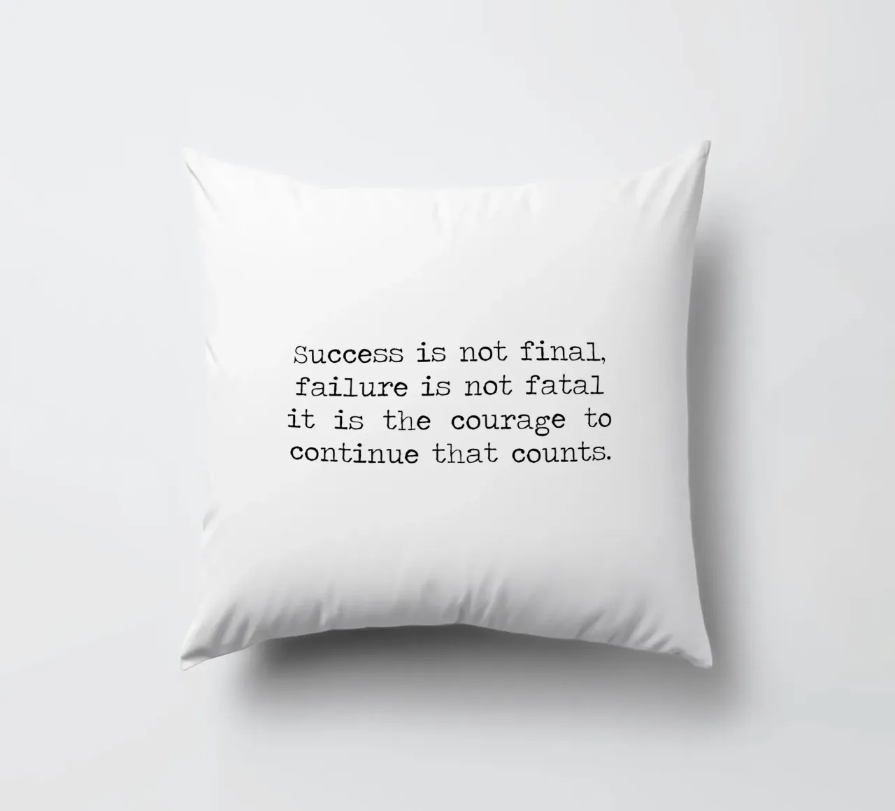 Il successo non è definitivo, il fallimento non è fatale. Citazione sul coraggio cuscino da Summer Soul Co. - Quotes