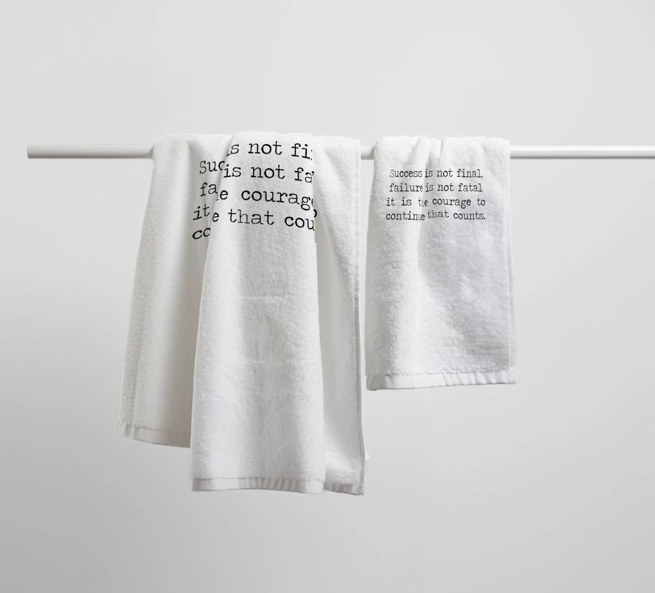 Erfolg ist nicht endgültig, Misserfolg ist nicht tödlich. Mut Zitat Handtuch von Summer Soul Co. - Quotes