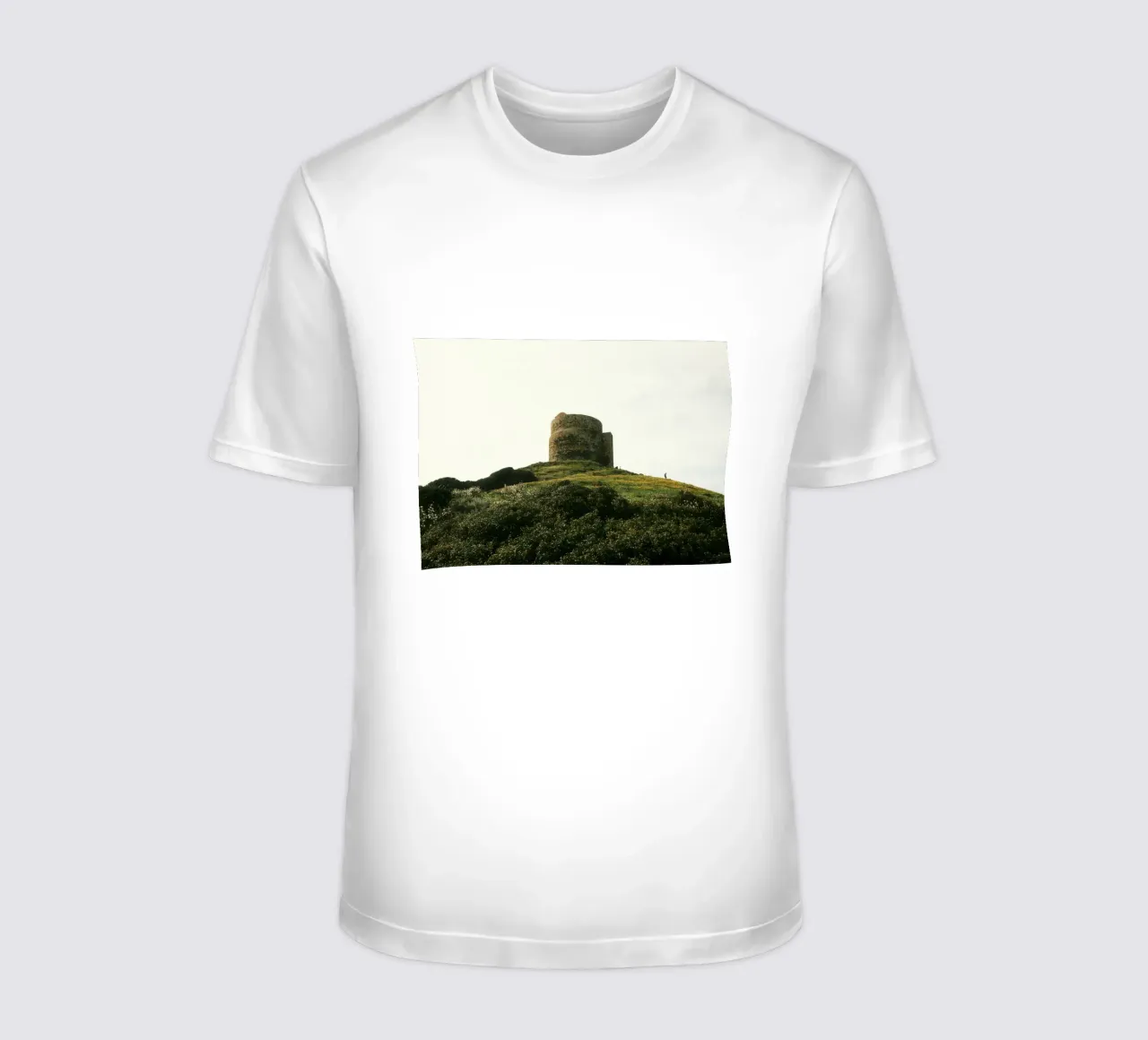 Historic Hilltop Tower in Bloom t-shirt da FujiPrints