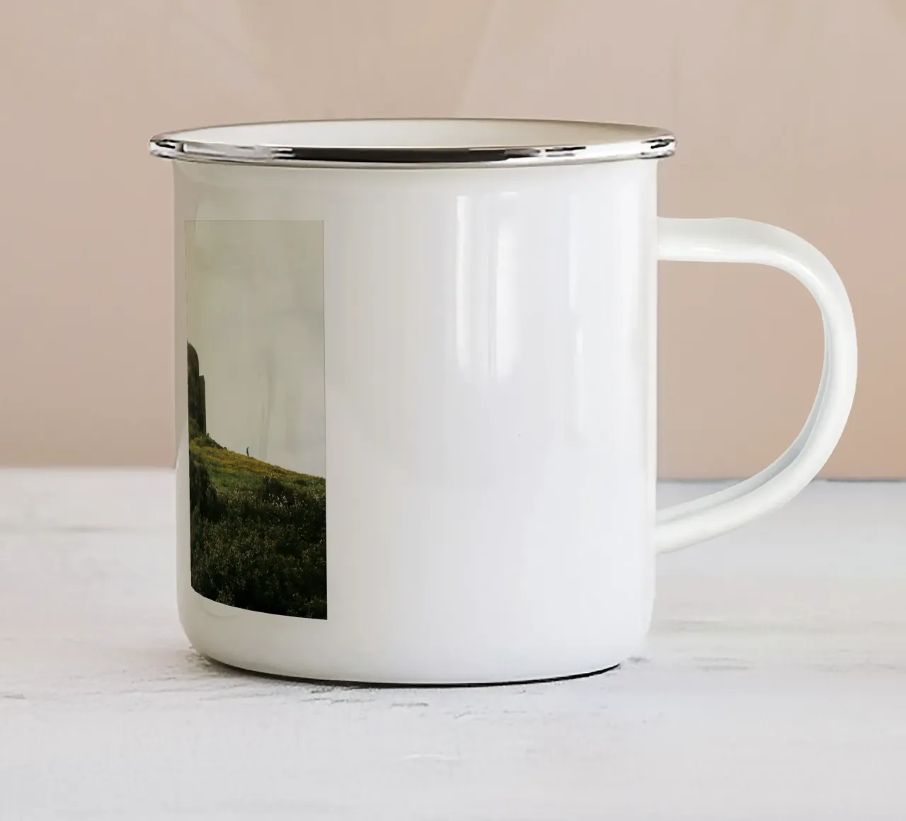 Historic Hilltop Tower in Bloom tazza in smalto da FujiPrints