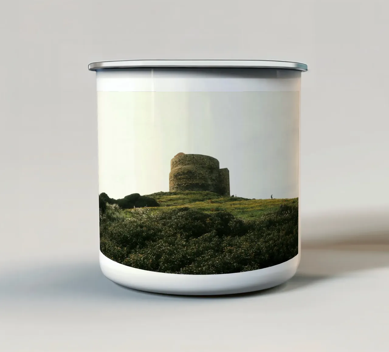 Historic Hilltop Tower in Bloom tazza in smalto da FujiPrints
