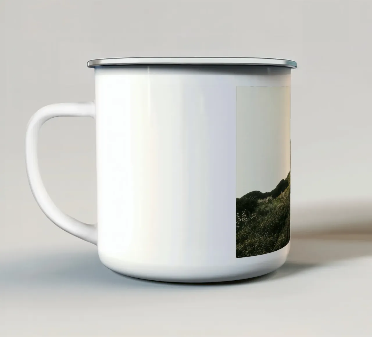 Historic Hilltop Tower in Bloom tazza in smalto da FujiPrints