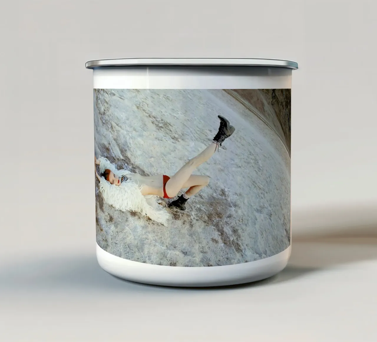 Salt Flats tazza in smalto da Aysha Banos
