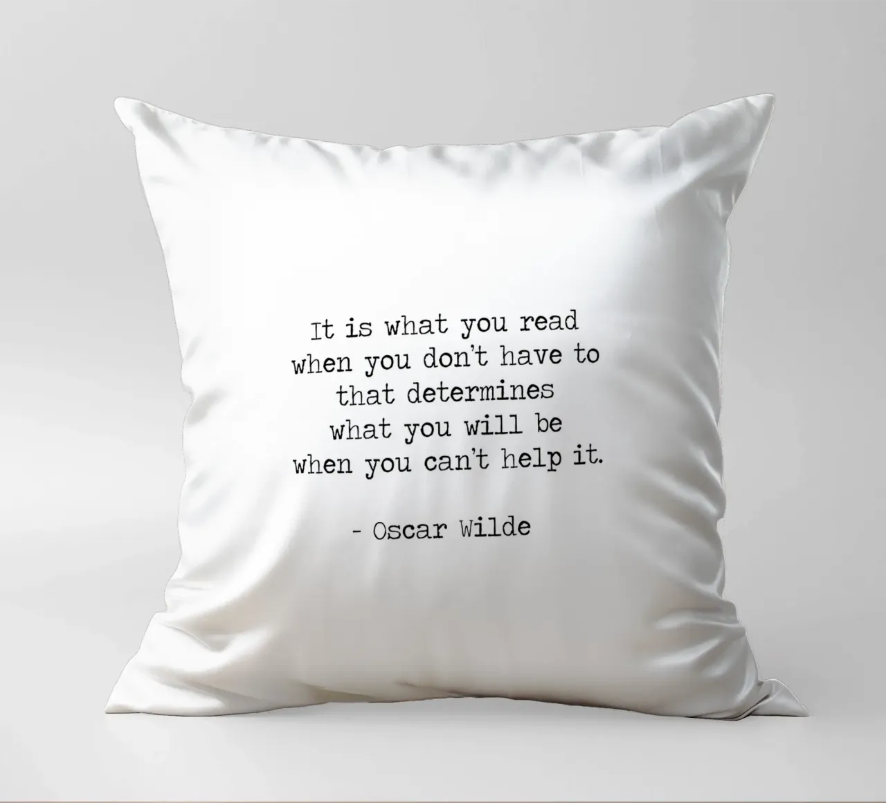 What you read defines you - Oscar Wilde Reading Book Quote cuscino da Summer Soul Co. - Quotes