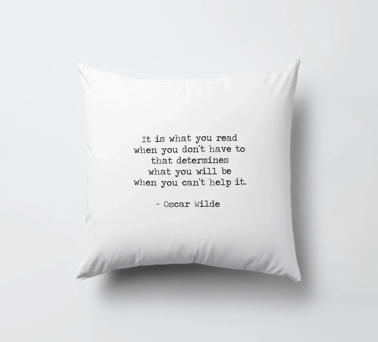 What you read defines you - Oscar Wilde Reading Book Quote cuscino da Summer Soul Co. - Quotes