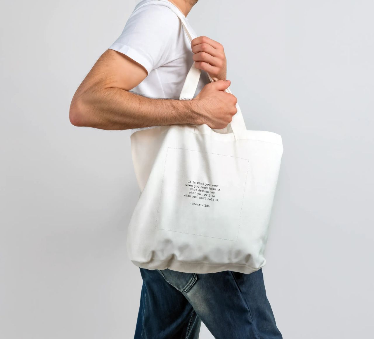 What you read defines you - Oscar Wilde Reading Book Quote borsa in juta da Summer Soul Co. - Quotes