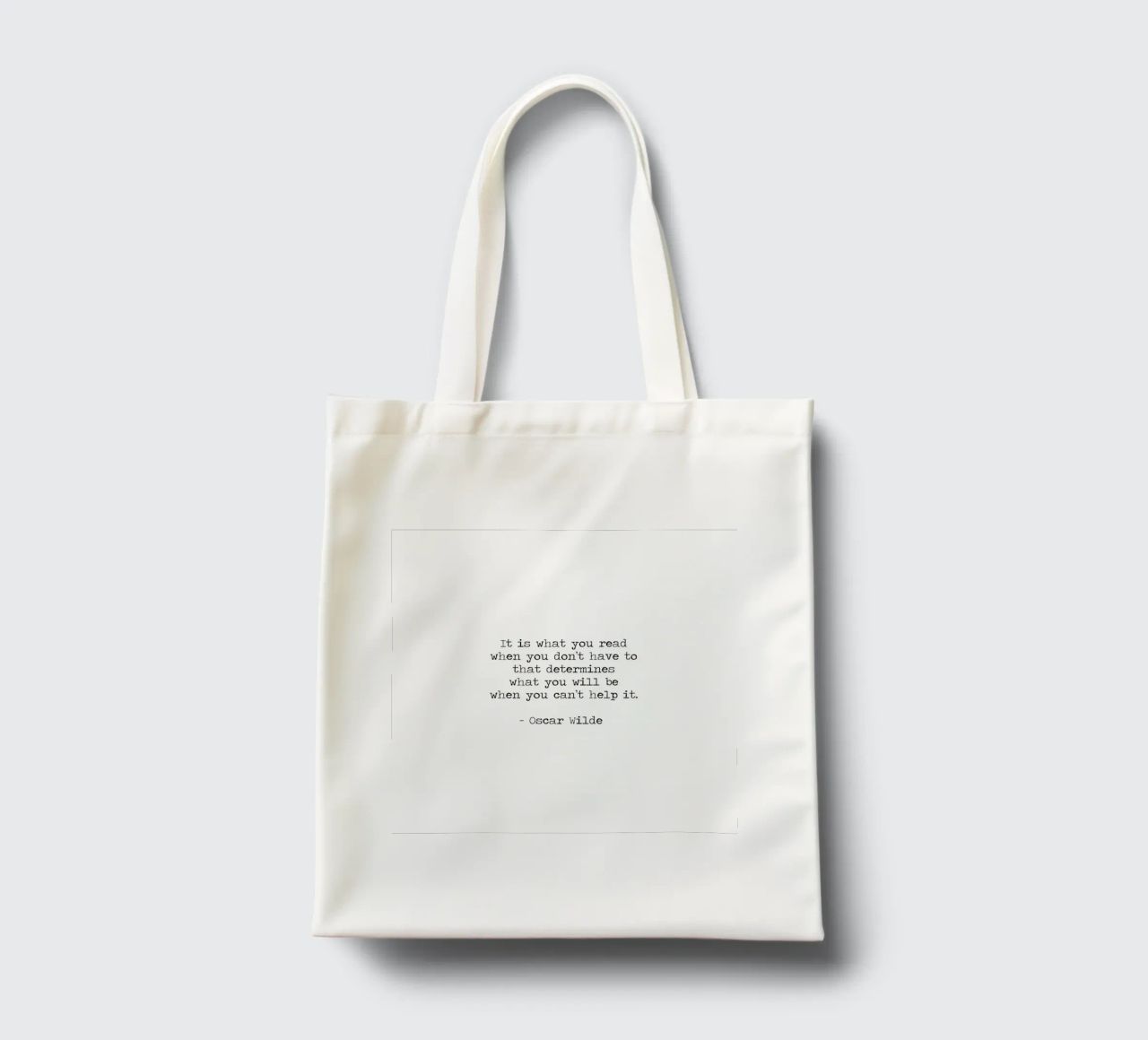 What you read defines you - Oscar Wilde Reading Book Quote borsa in juta da Summer Soul Co. - Quotes