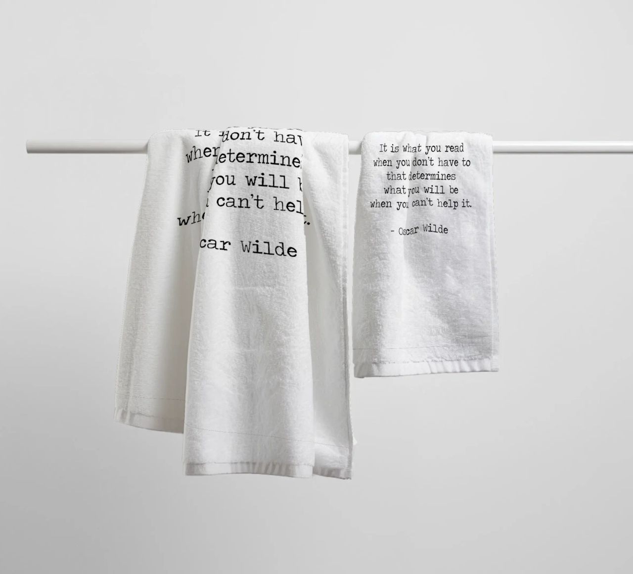What you read defines you - Oscar Wilde Reading Book Quote asciugamano da bagno da Summer Soul Co. - Quotes