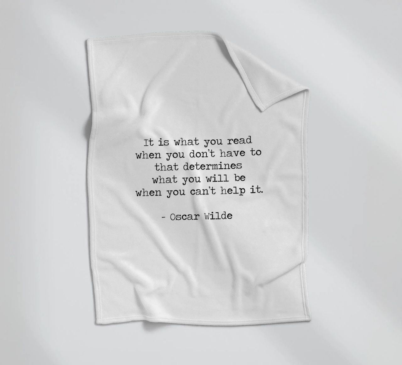 What you read defines you - Oscar Wilde Reading Book Quote coperta in pile da Summer Soul Co. - Quotes