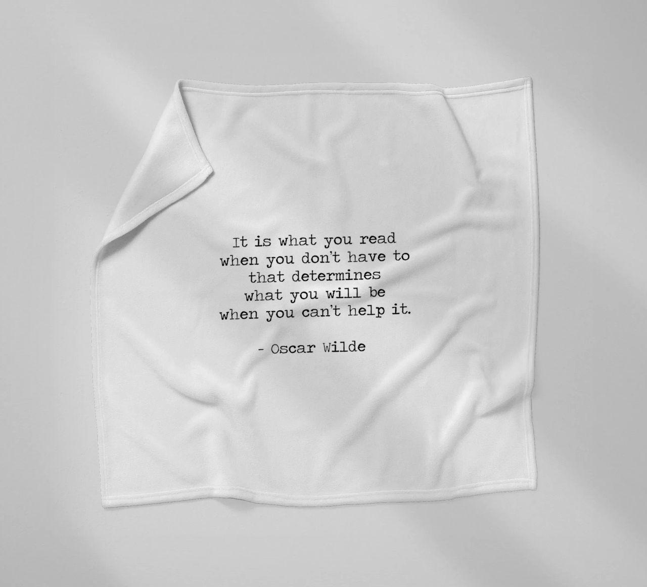 What you read defines you - Oscar Wilde Reading Book Quote coperta in pile da Summer Soul Co. - Quotes