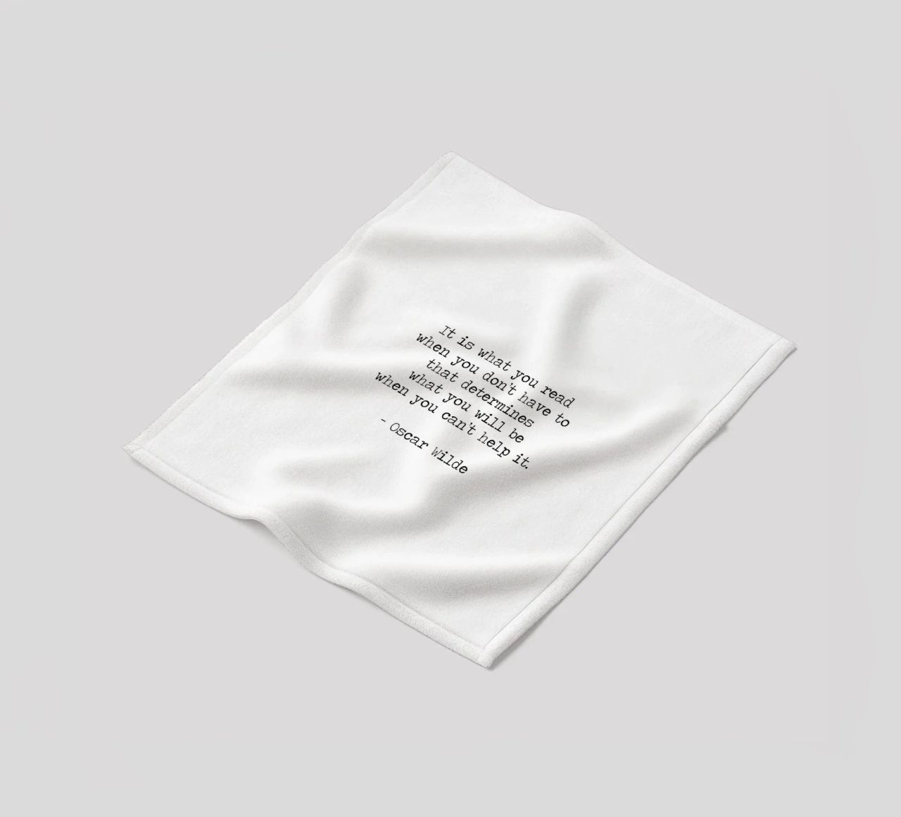 What you read defines you - Oscar Wilde Reading Book Quote coperta in pile da Summer Soul Co. - Quotes