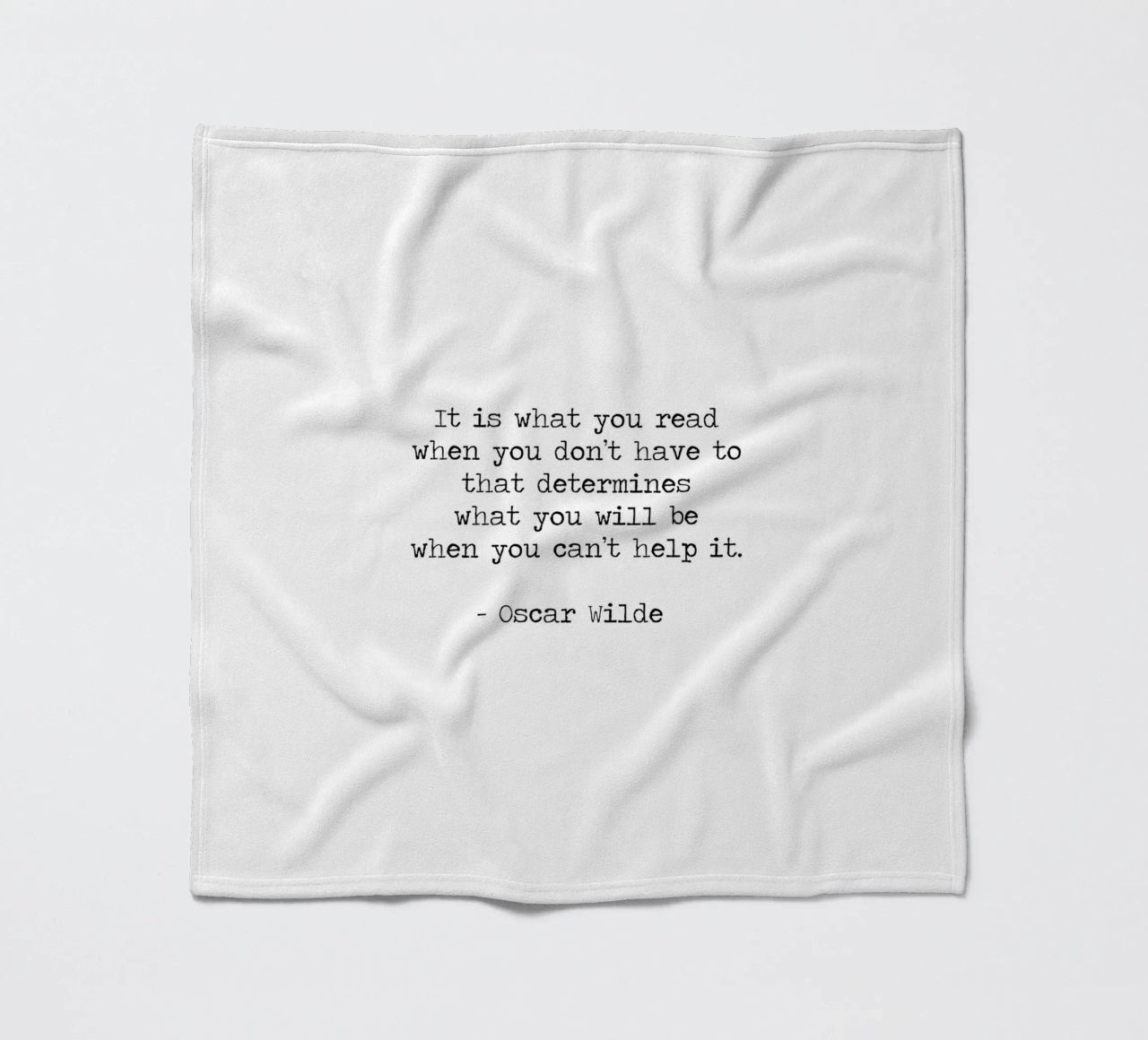 What you read defines you - Oscar Wilde Reading Book Quote coperta in pile da Summer Soul Co. - Quotes