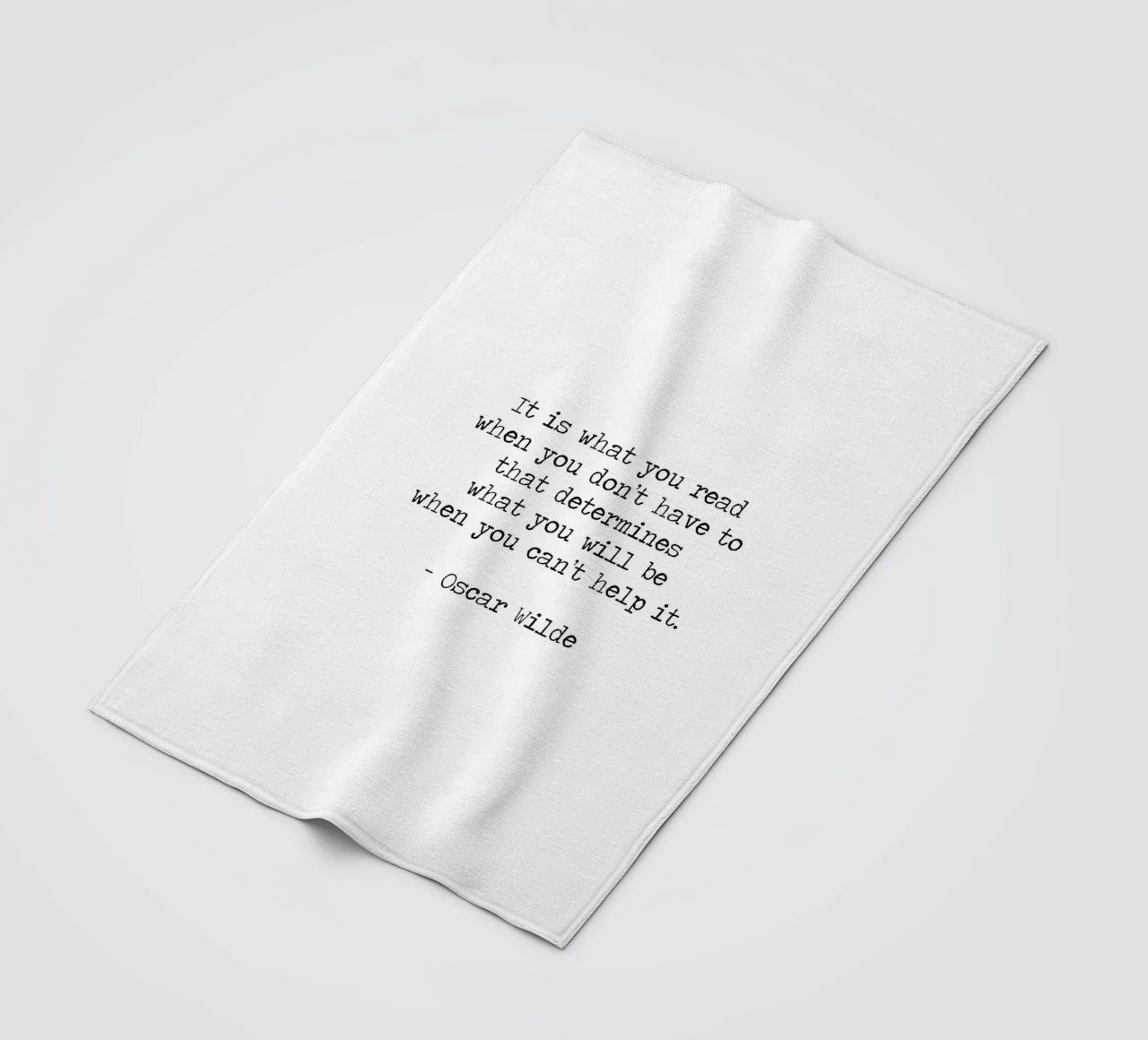 What you read defines you - Oscar Wilde Reading Book Quote coperta in pile da Summer Soul Co. - Quotes