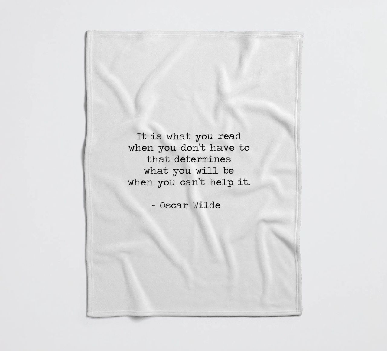 What you read defines you - Oscar Wilde Reading Book Quote coperta in pile da Summer Soul Co. - Quotes