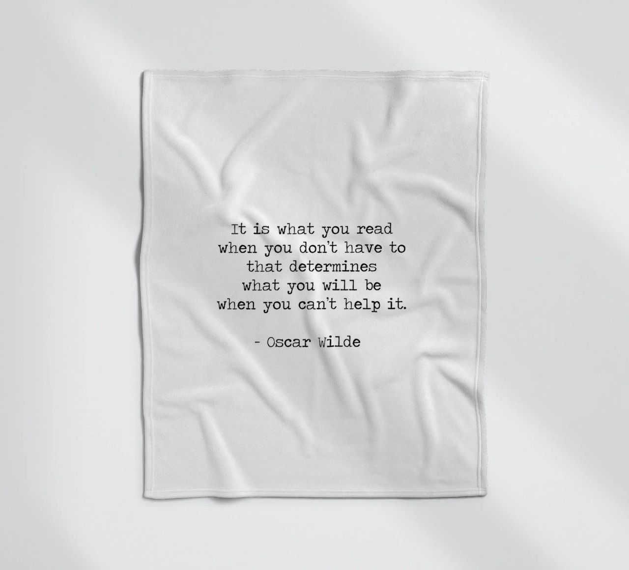 What you read defines you - Oscar Wilde Reading Book Quote coperta in pile da Summer Soul Co. - Quotes
