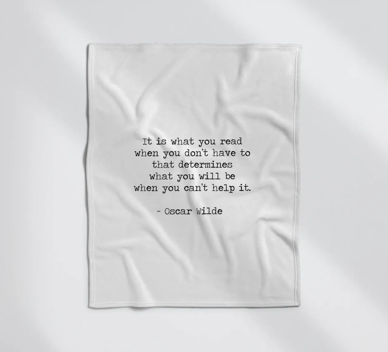 What you read defines you - Oscar Wilde Reading Book Quote coperta in pile da Summer Soul Co. - Quotes