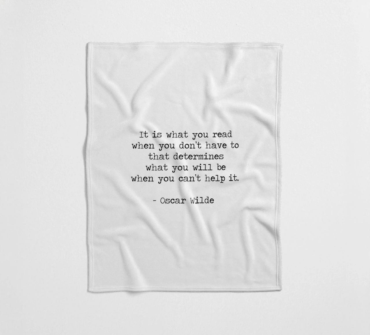 What you read defines you - Oscar Wilde Reading Book Quote coperta in pile da Summer Soul Co. - Quotes