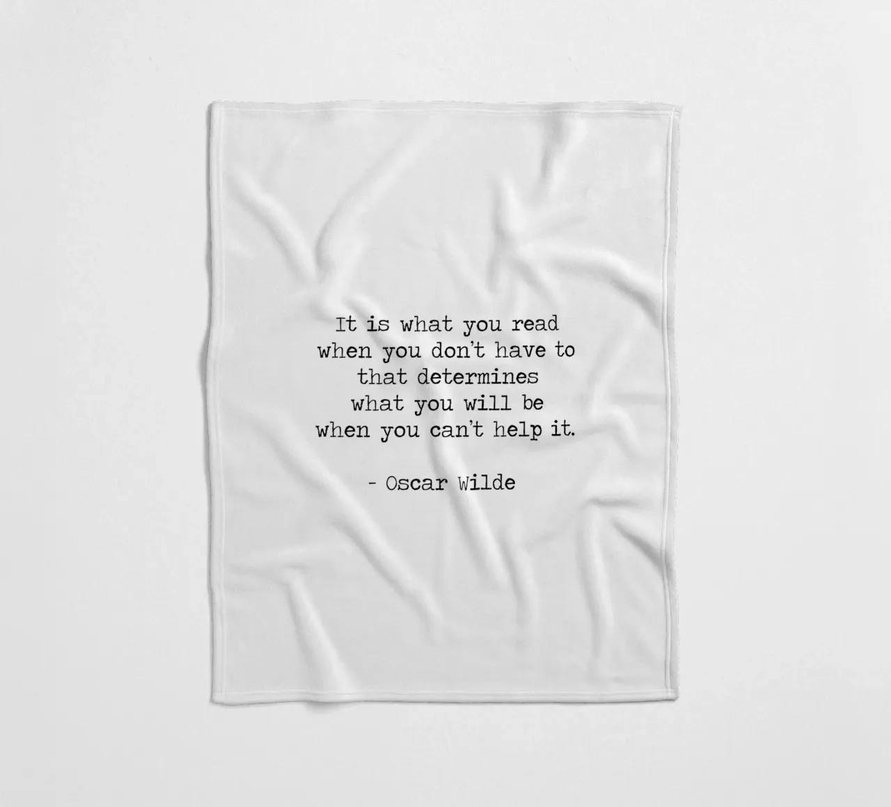 What you read defines you - Oscar Wilde Reading Book Quote coperta in pile da Summer Soul Co. - Quotes