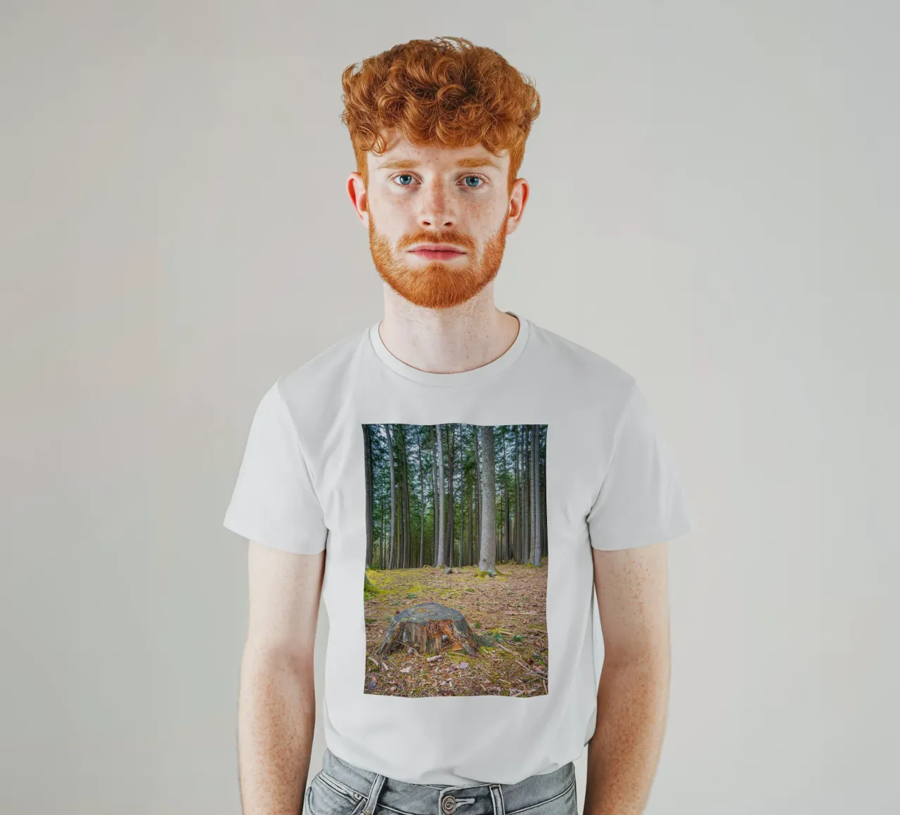 Ceppo di albero in una fitta foresta di conifere t-shirt da Marcus Beckert | Fotografie