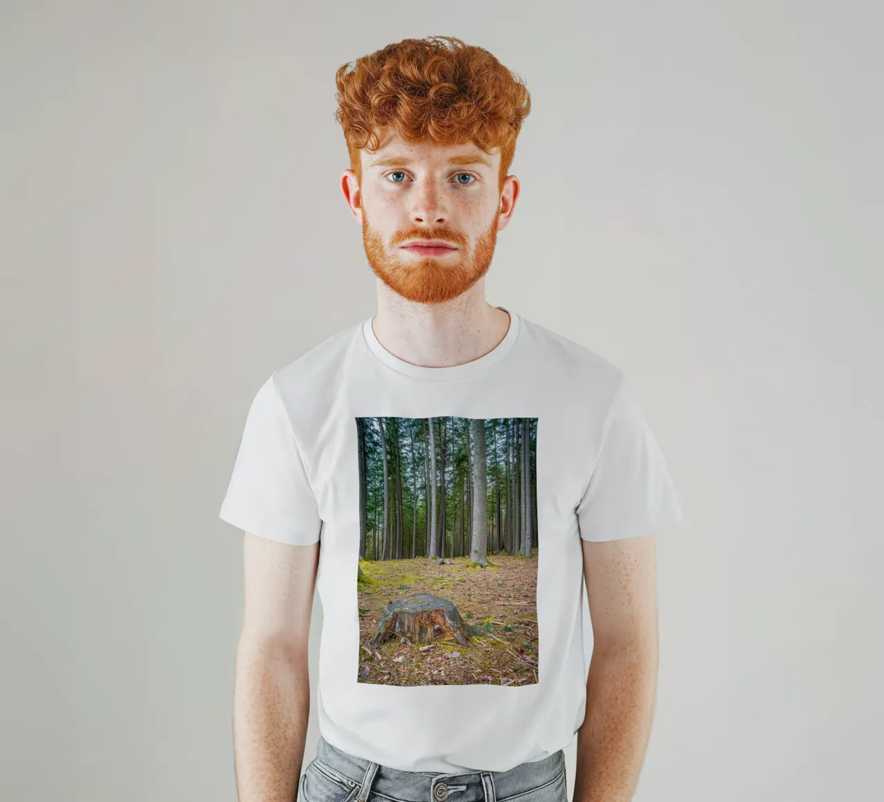 Ceppo di albero in una fitta foresta di conifere t-shirt da Marcus Beckert | Fotografie