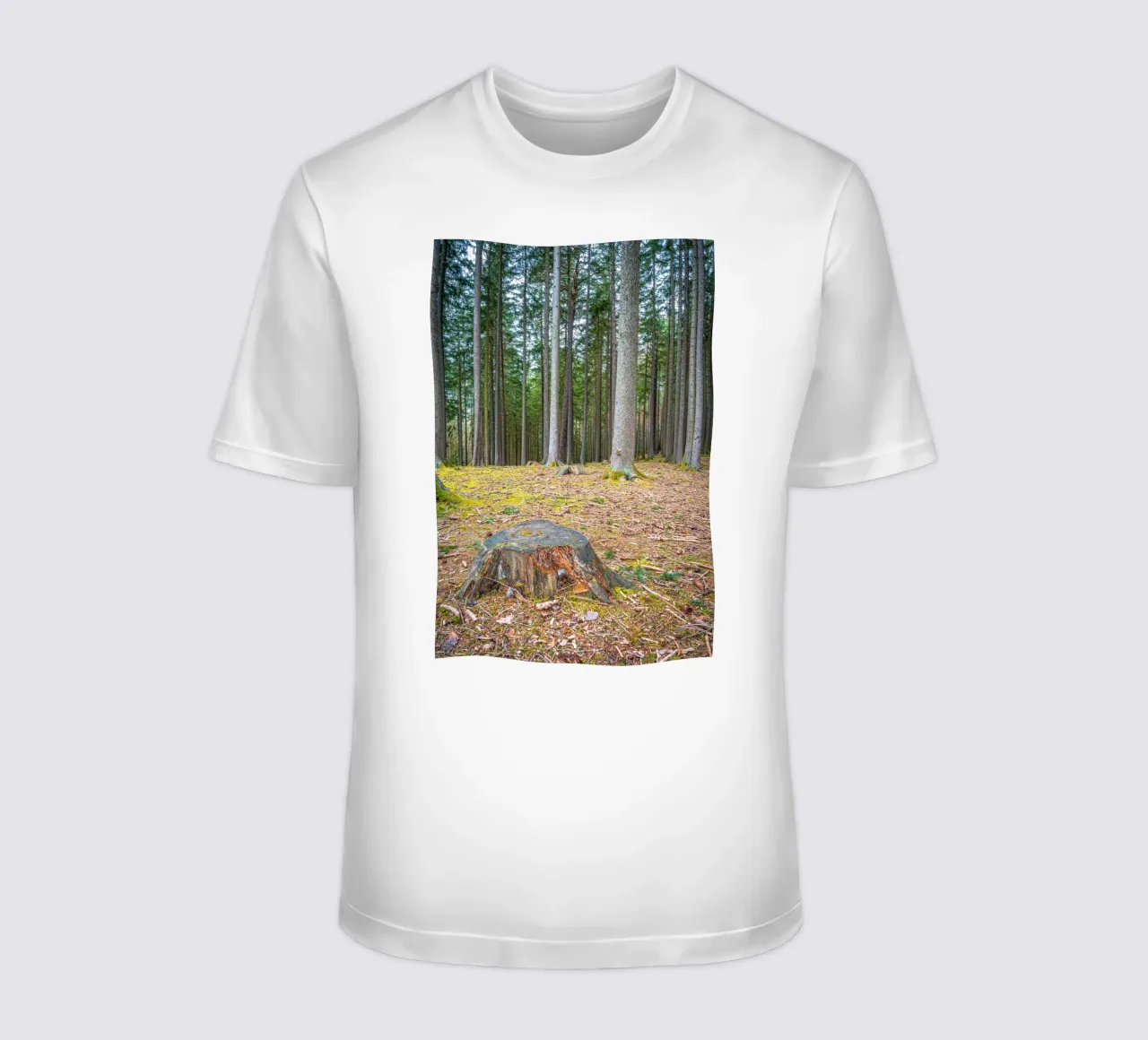 Ceppo di albero in una fitta foresta di conifere t-shirt da Marcus Beckert | Fotografie