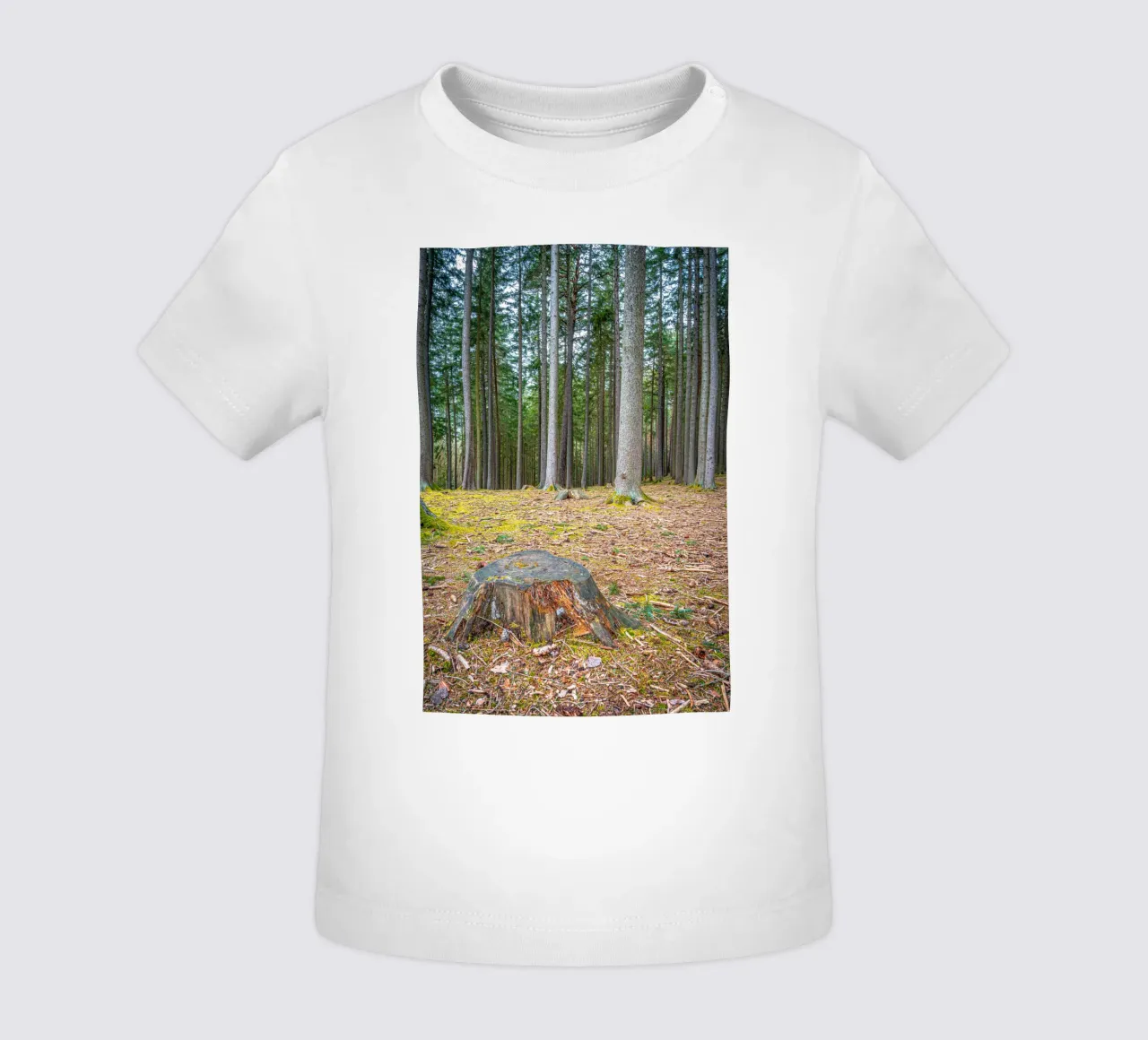 Ceppo di albero in una fitta foresta di conifere maglietta neonato da Marcus Beckert | Fotografie