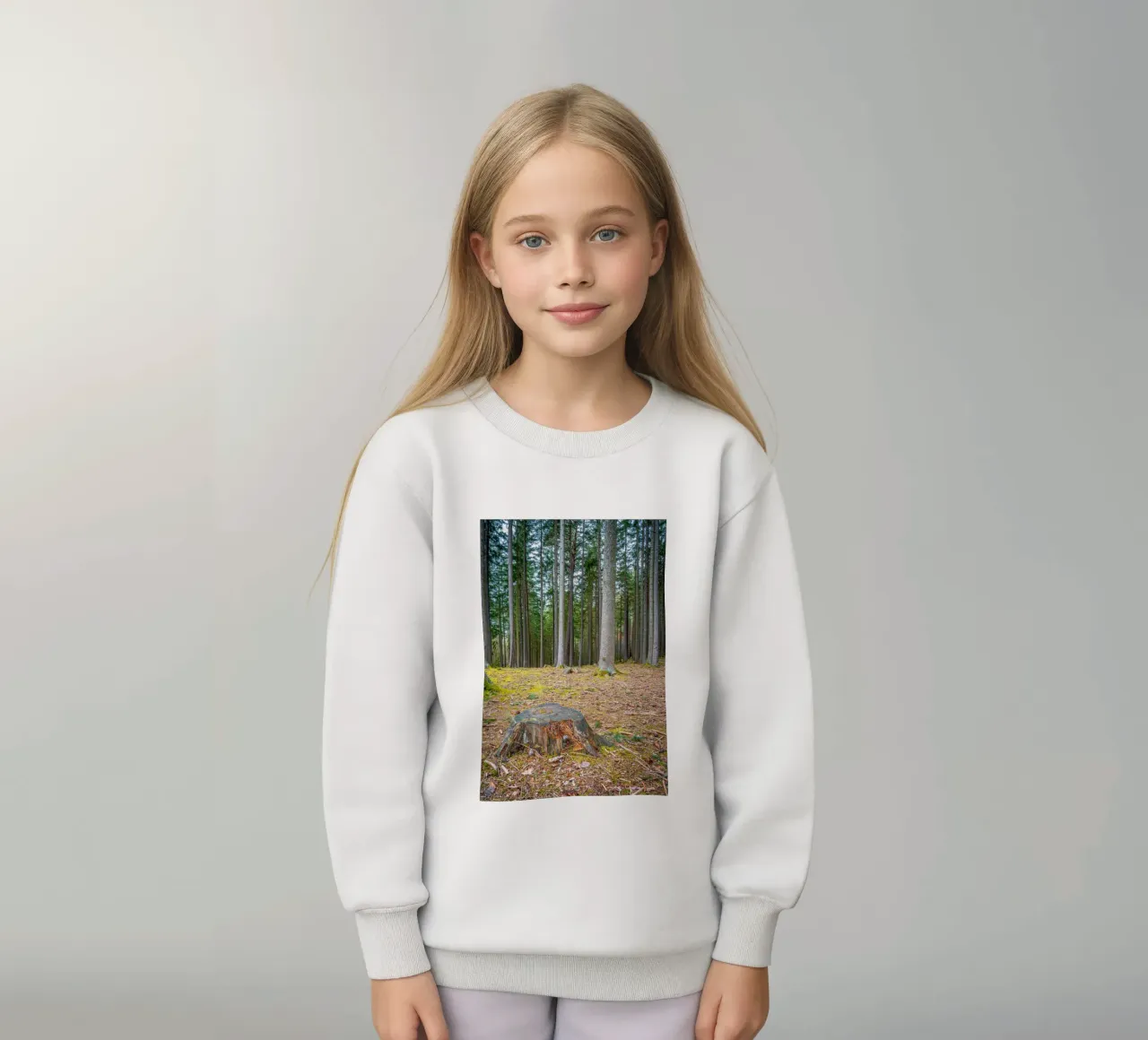 Ceppo di albero in una fitta foresta di conifere felpa bambino da Marcus Beckert | Fotografie