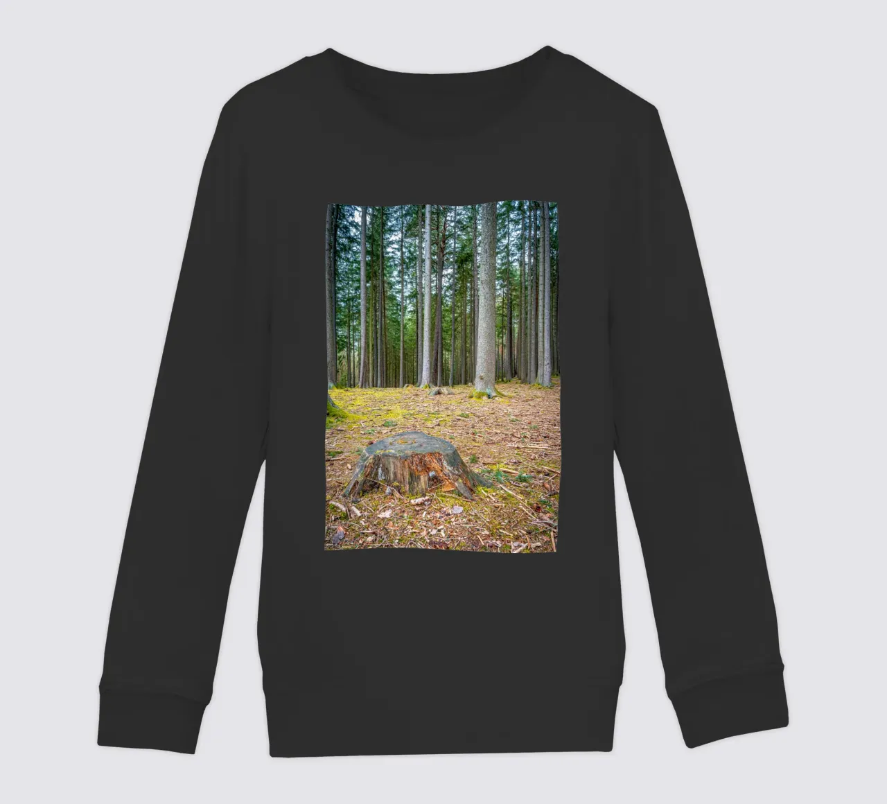 Ceppo di albero in una fitta foresta di conifere felpa bambino da Marcus Beckert | Fotografie