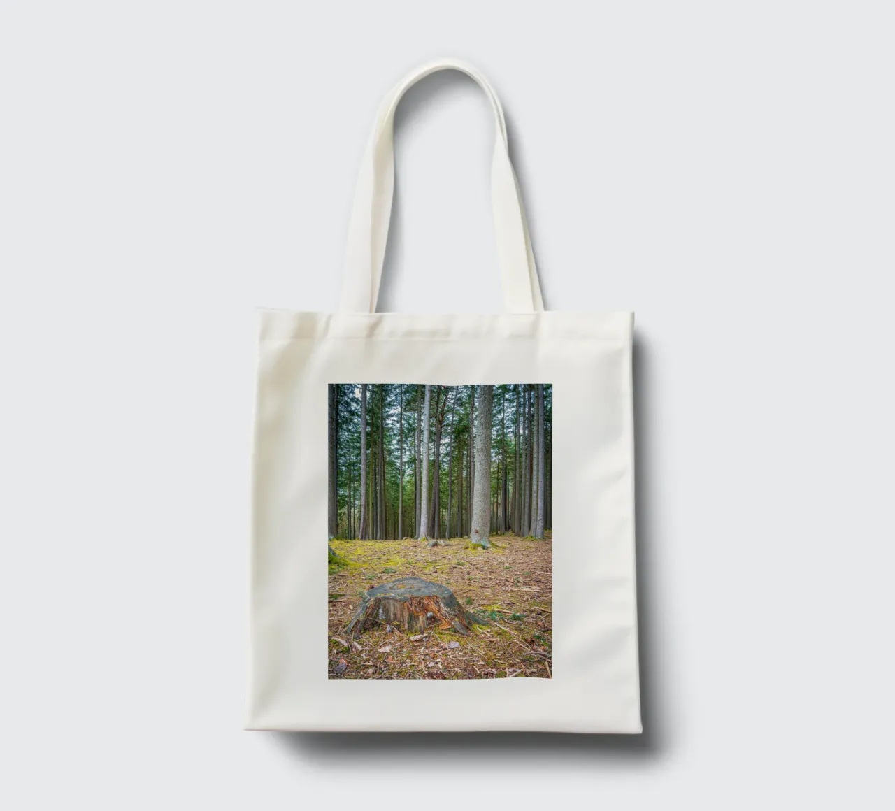 Ceppo di albero in una fitta foresta di conifere borsa in juta da Marcus Beckert | Fotografie