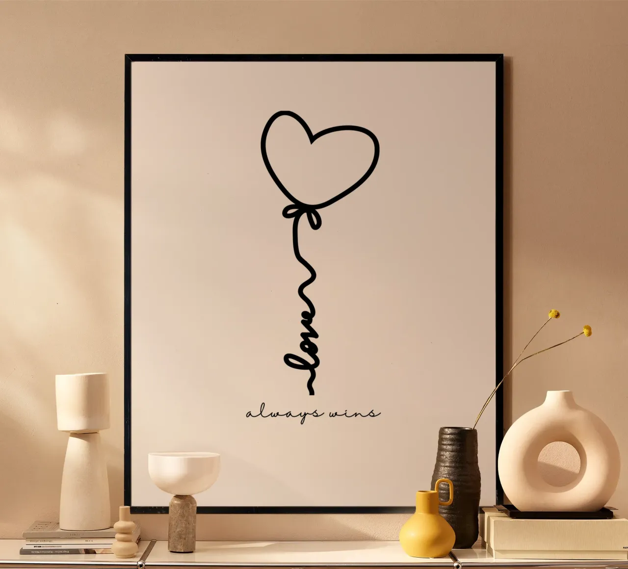 L'amore vince sempre Lettering con palloncino a cuore poster con telaio in plastica da ArtDesign by KBK