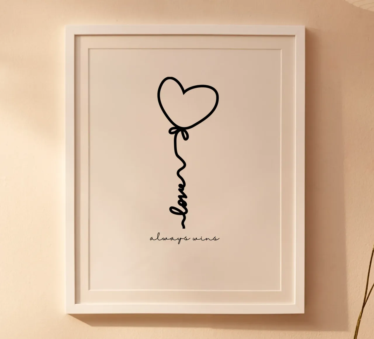 L'amore vince sempre Lettering con palloncino a cuore poster con telaio in plastica da ArtDesign by KBK