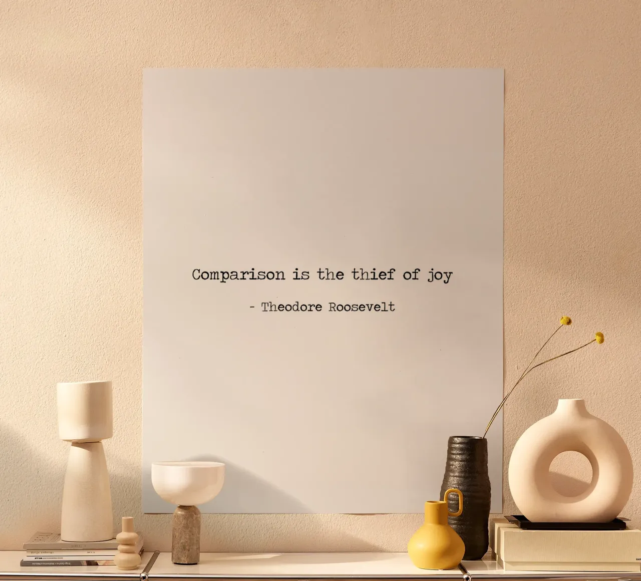 "Il confronto è il ladro della gioia" - Citazione di Theodore Roosevelt poster con telaio in legno da Summer Soul Co. - Quotes