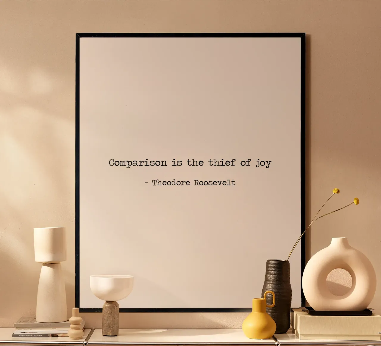 "Il confronto è il ladro della gioia" - Citazione di Theodore Roosevelt poster con telaio in legno da Summer Soul Co. - Quotes