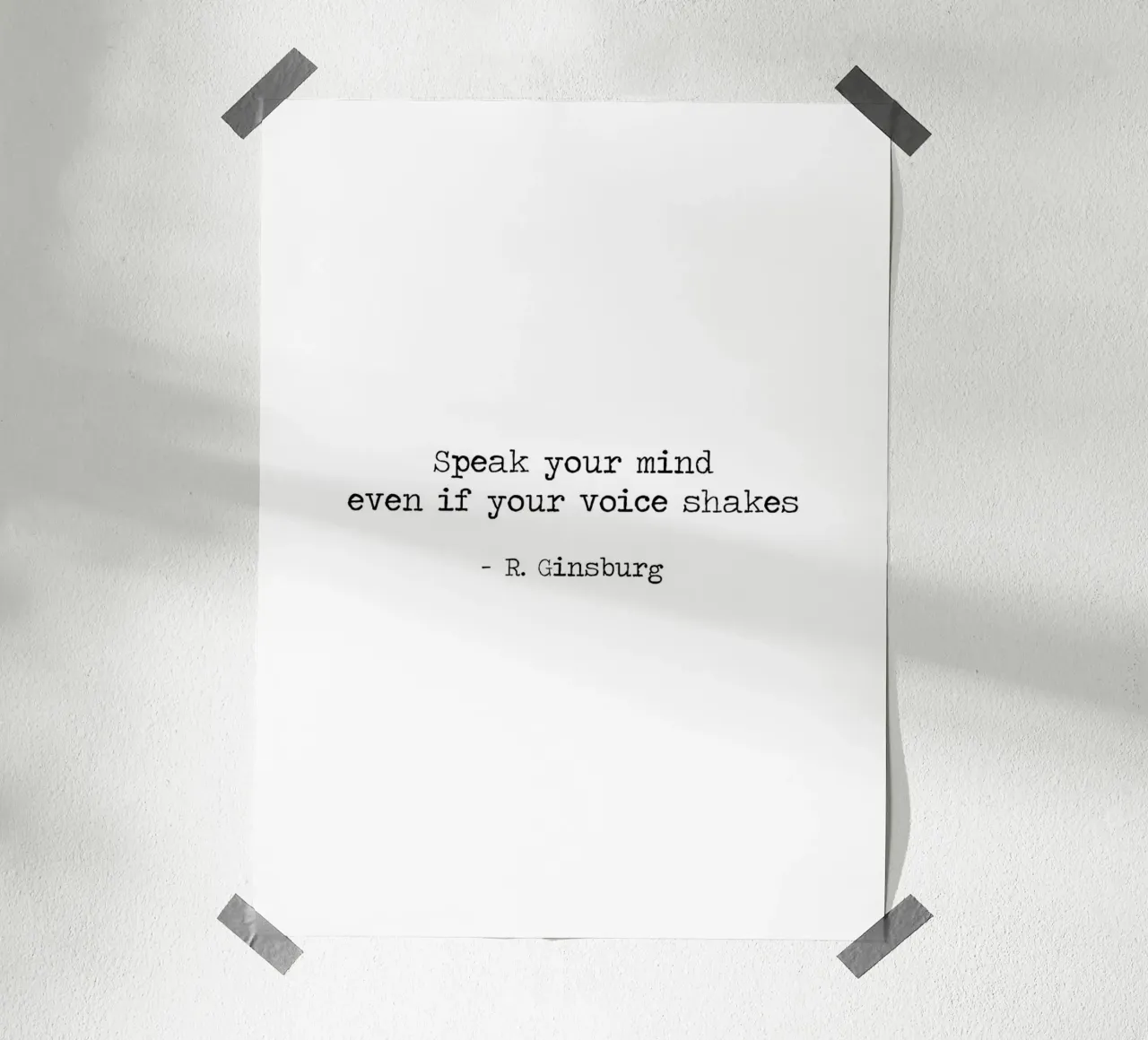 Dite quello che pensate, anche se la vostra voce trema - Ruth Ginsburg poster con telaio in plastica da Summer Soul Co. - Quotes