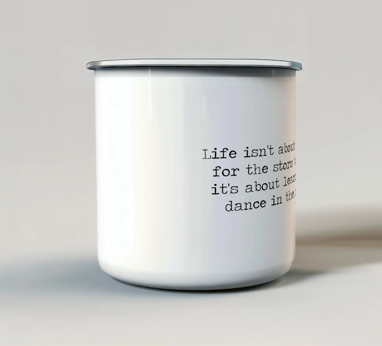 La vita non consiste nell'aspettare che la tempesta passi ballando sotto la pioggia tazza in smalto da Summer Soul Co. - Quotes