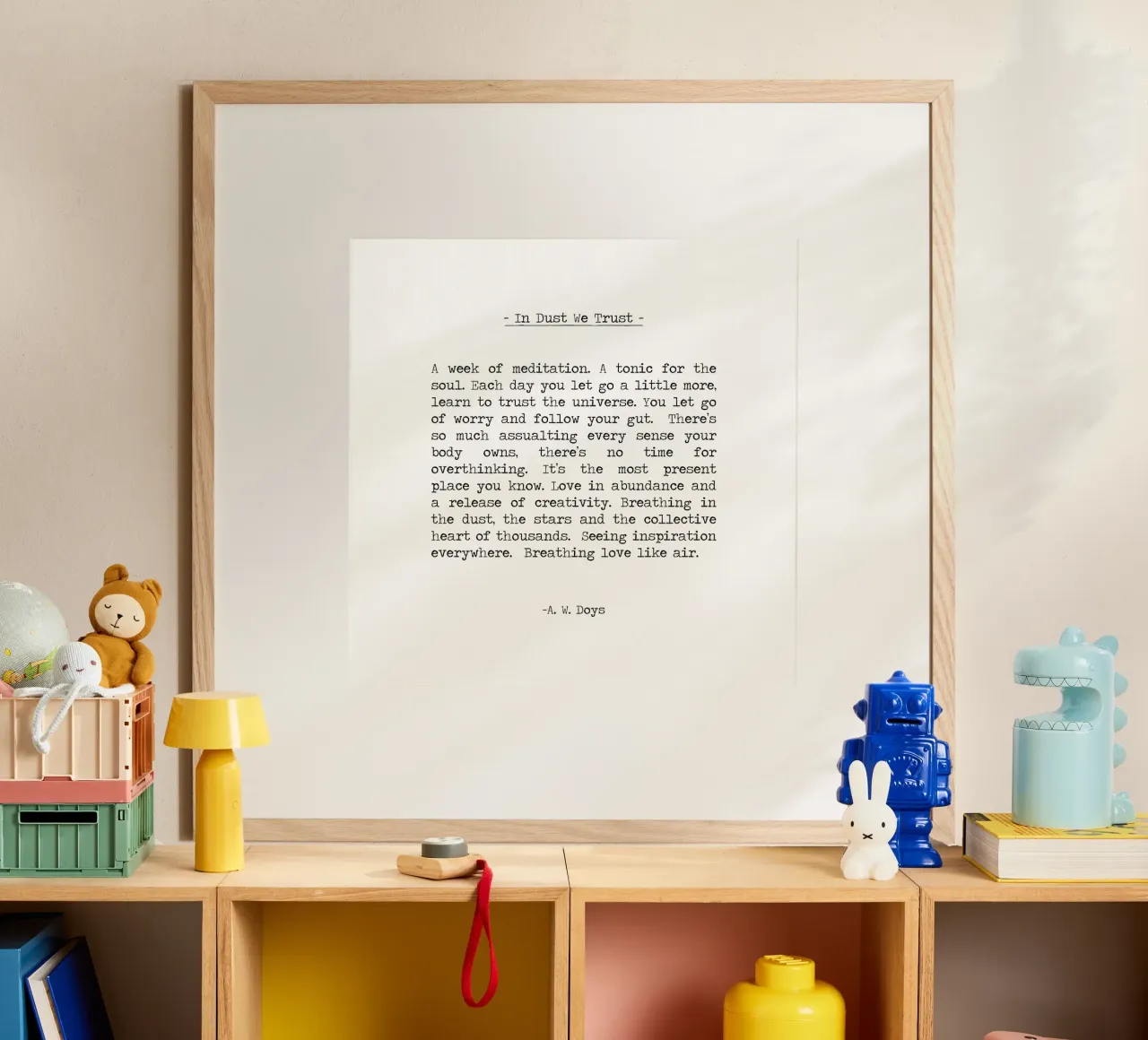 Nella polvere ci fidiamo - A. W. Doys Festa della combustione Citazione poster con telaio in plastica da Summer Soul Co. - Quotes